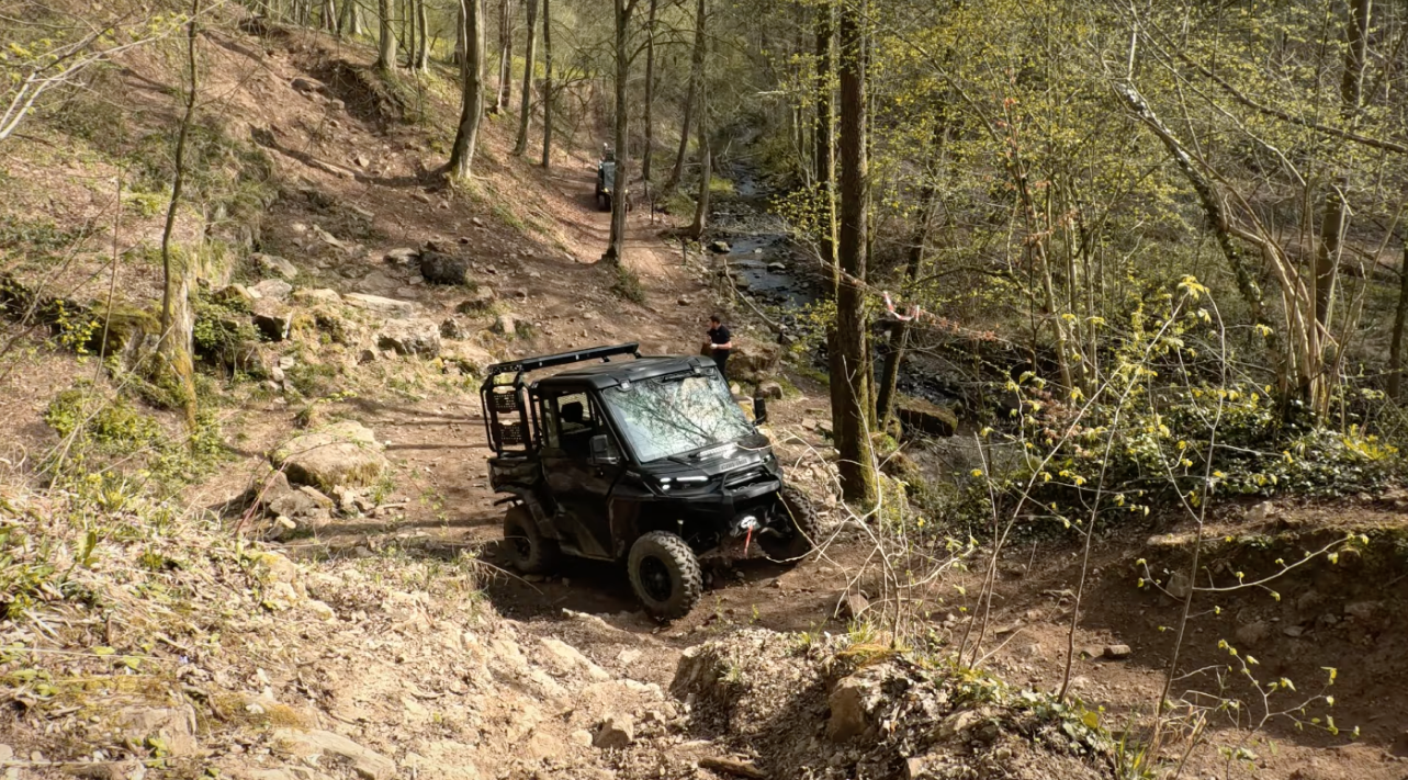 Can-Am Traxter HD11 en montée sur un chemin forestier accidenté